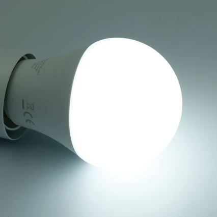 Bombilla LED RGBW regulable A60 E27/9W/230V 2700-6500K Wi-Fi Tuya