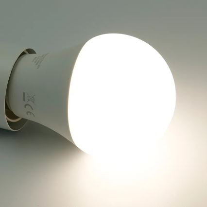 Bombilla LED RGBW regulable A60 E27/9W/230V 2700-6500K Wi-Fi Tuya