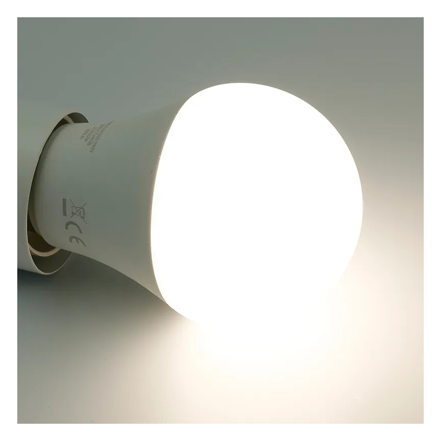 Bombilla LED RGBW regulable A60 E27/9W/230V 2700-6500K Wi-Fi Tuya