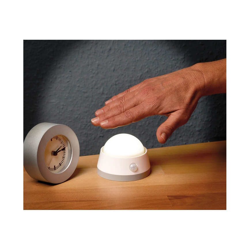 Brennenstuhl - Luminaria de orientación LED con sensor de movimiento LED/3xAA 3000K