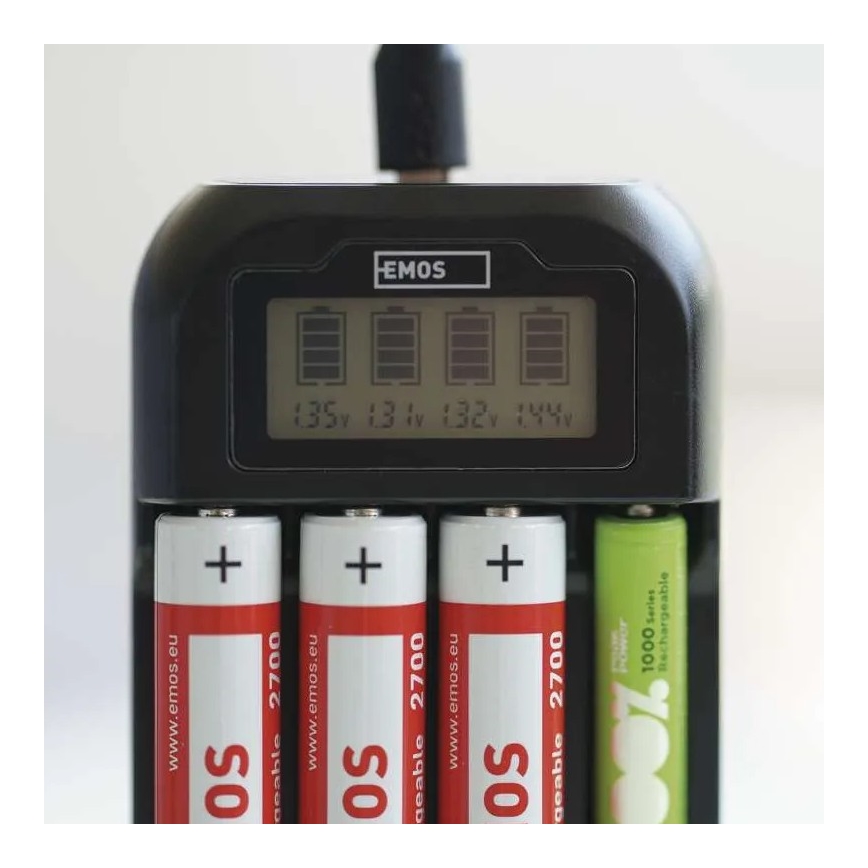 Cargador de pilas con pantalla LCD 4xAA/AAA 5V