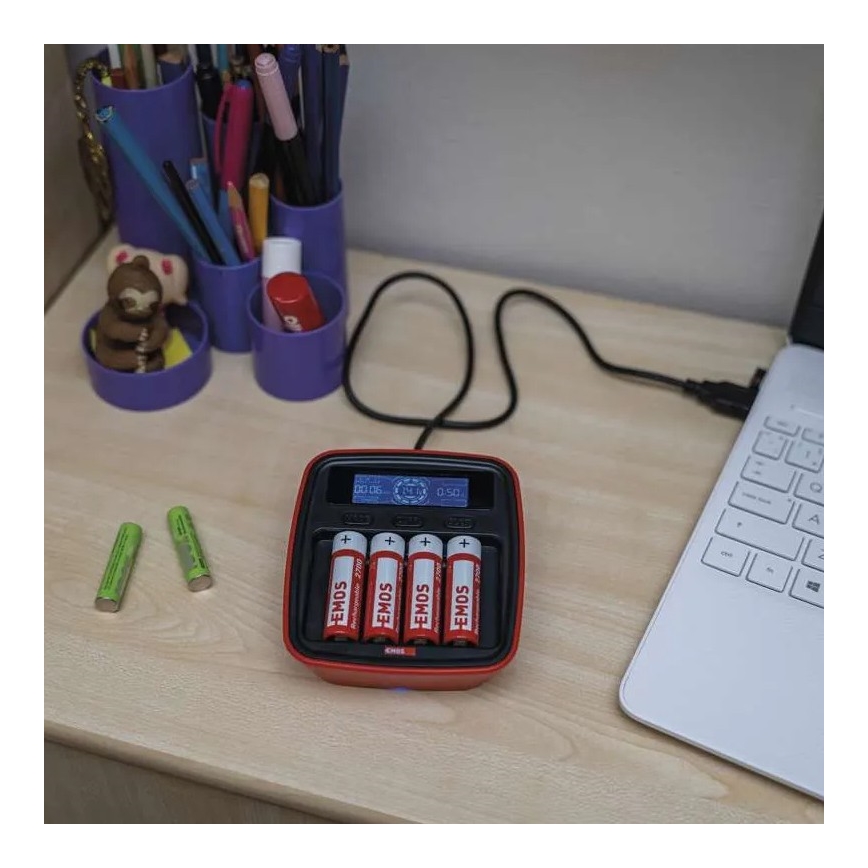 Cargador de baterías con pantalla LCD 4xAA/AAA 5V