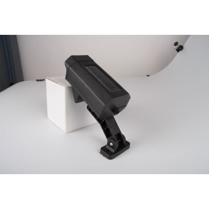 LED Cámara de video vigilancia falsa con sensor y con panel sol. LED/5W/5,5V 800 mAh IP65 + control remoto