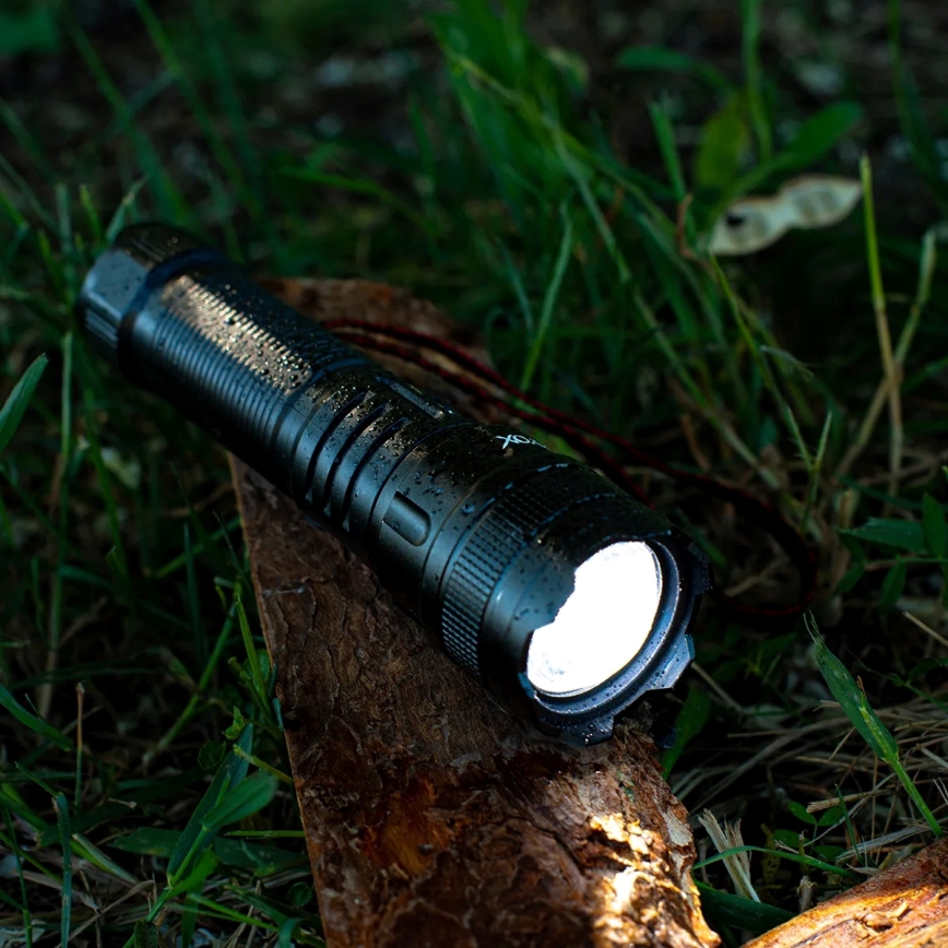 Linterna LED regulable y recargable con función power bank LED/10W/5V IPX4 600 brillante 2000 mAh