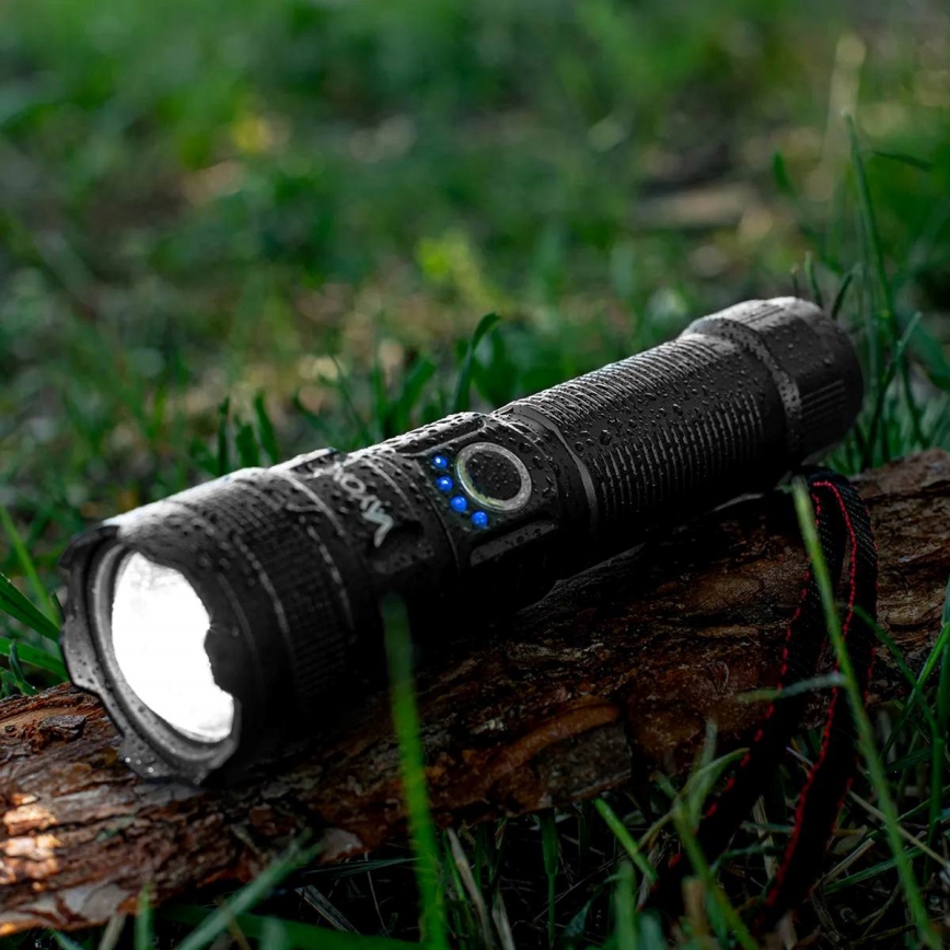 Linterna LED regulable y recargable con función power bank LED/10W/5V IPX4 600 brillante 2000 mAh