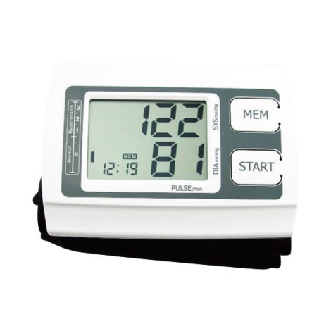 Medidor de presión arterial digital en el brazo.
