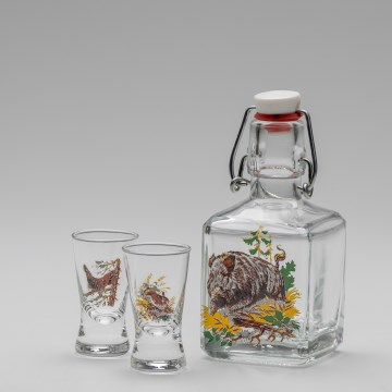 Set 1x botella de vidrio y 2x Vaso de chupito transparente con un motivo de jabalí