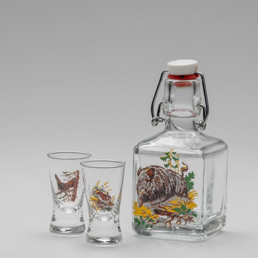Set 1x botella de vidrio y 2x Vaso de chupito transparente con un motivo de jabalí