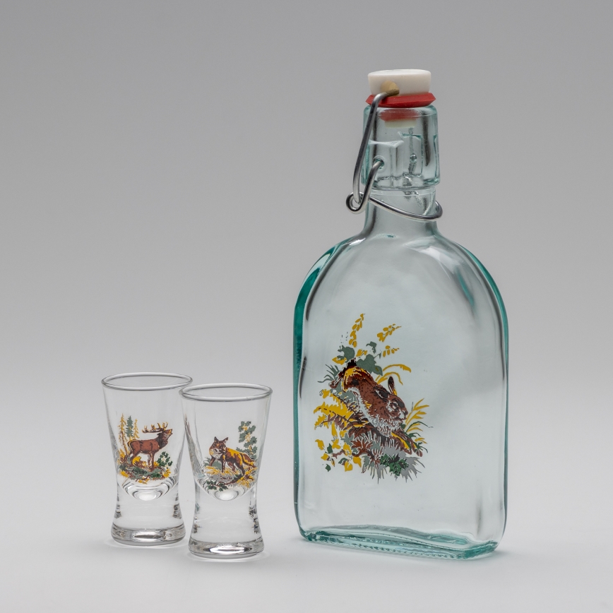 Set 1x botella de vidrio y 2x Vaso de chupito transparente con un motivo de liebre