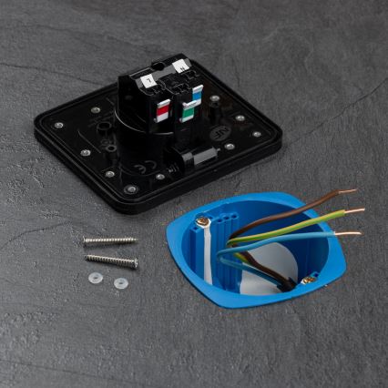 Enchufe de suelo empotrable de exterior IP55 rectangular negro